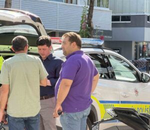 Muğla’nın Menteşe ilçesinde seyir halindeki bir motosiklet, park ettiği aracının