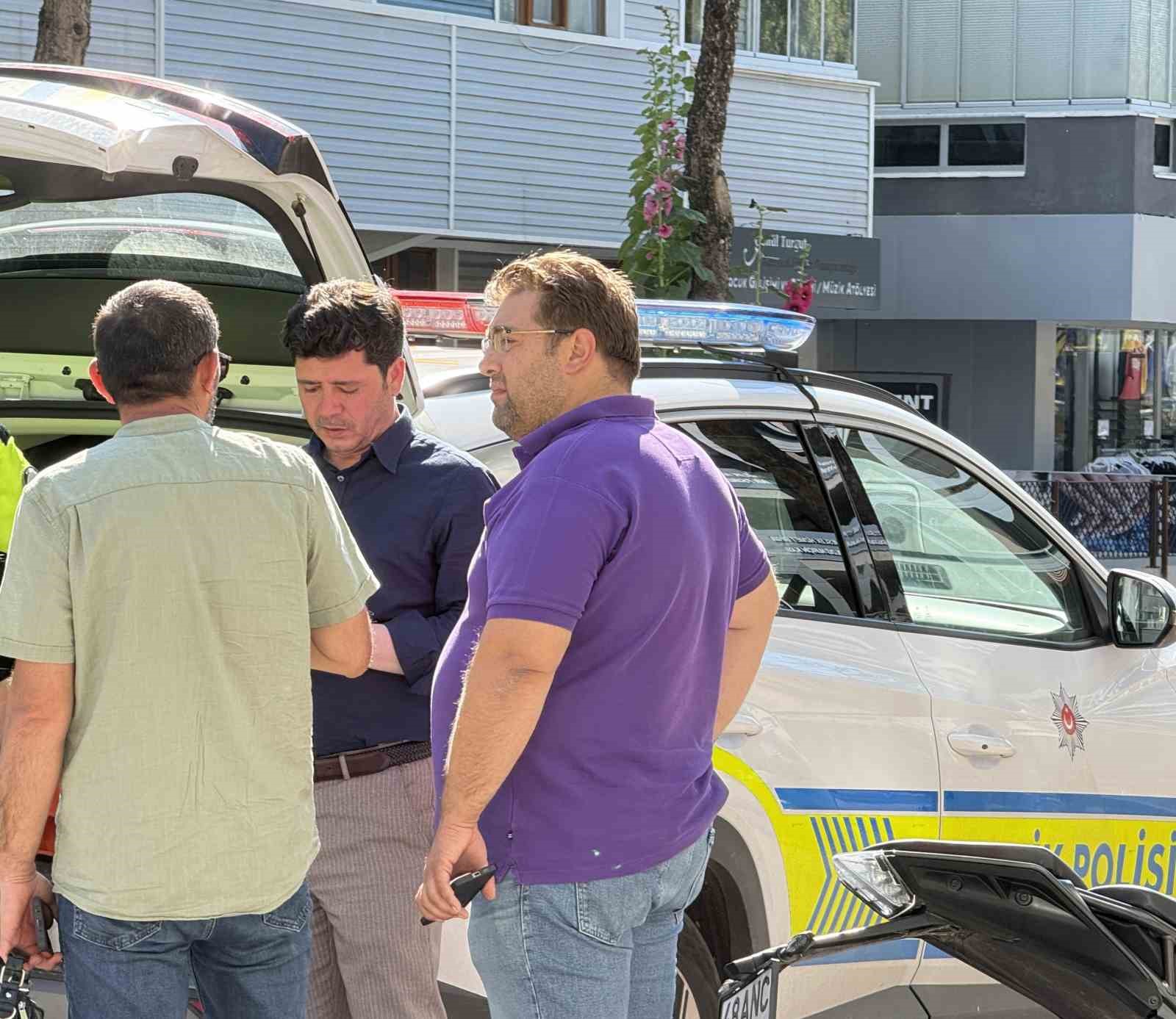 Muğla’nın Menteşe ilçesinde seyir halindeki bir motosiklet, park ettiği aracının