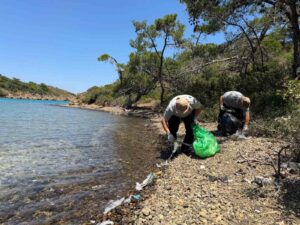 Marmaris Belediyesi ekipleri doğa gönüllüleri ile birlikte çevre temizliği gerçekleştirdi.