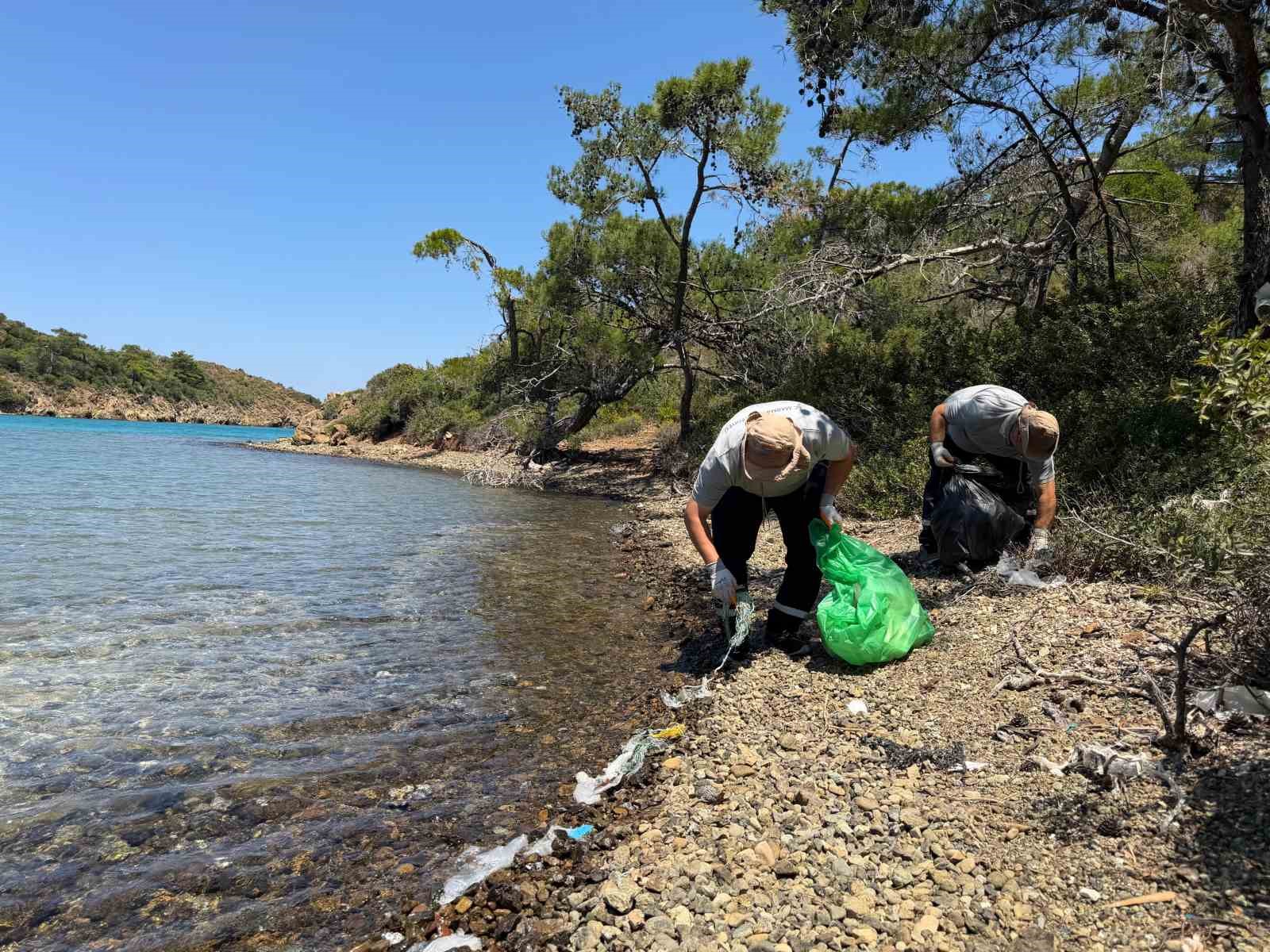 Marmaris Belediyesi ekipleri doğa gönüllüleri ile birlikte çevre temizliği gerçekleştirdi.
