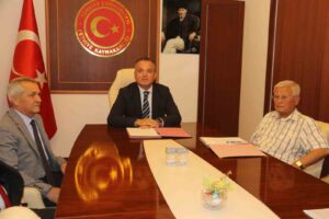 Fethiye’de yaşayan 91 yaşındaki inşaat mühendisi Dinçer Akyalı, annesine verdiği