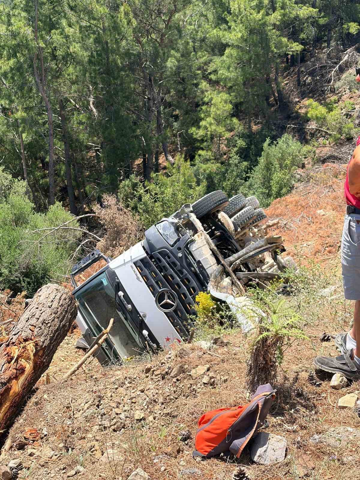 Muğla’nın Datça ilçesinde kamyonun uçuruma yuvarlanması sonucu meydana gelen trafik