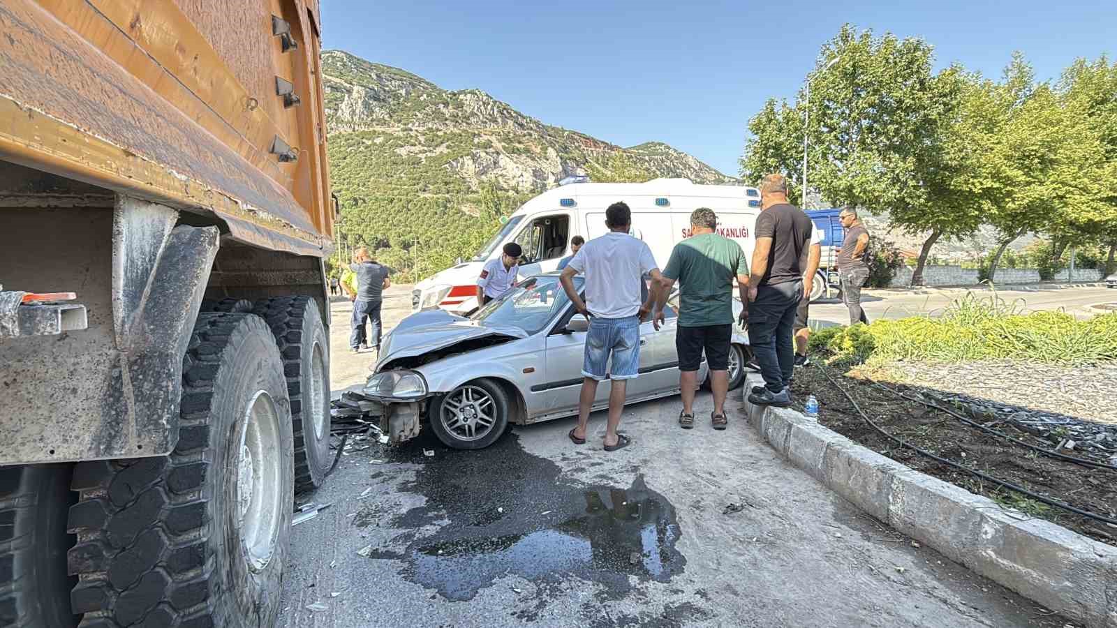 Muğla’nın Menteşe ilçesinde kamyona arkadan çarpan otomobilin 22 yaşındaki sürücüsü