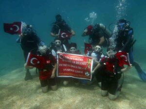 Muğla’nın Fethiye ilçesindeki Ömer Özyer Anadolu Lisesi öğrencileri, su altında
