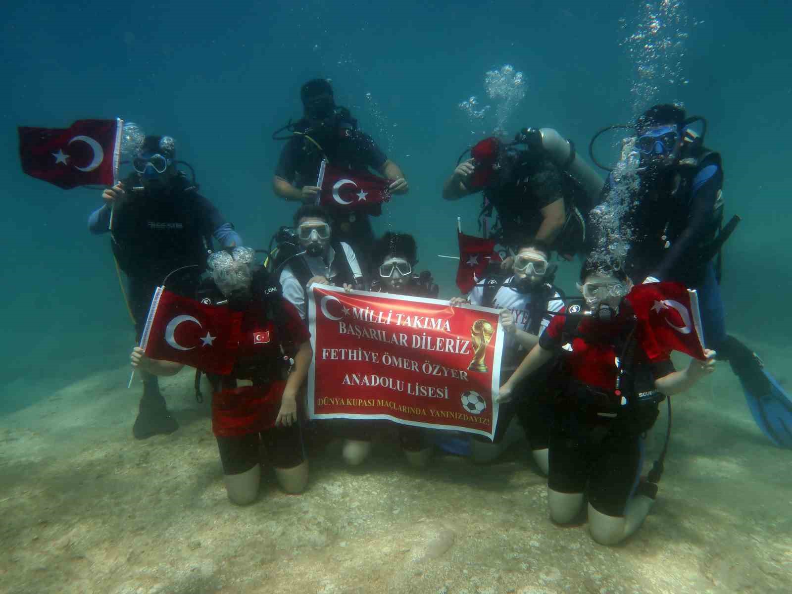 Muğla’nın Fethiye ilçesindeki Ömer Özyer Anadolu Lisesi öğrencileri, su altında