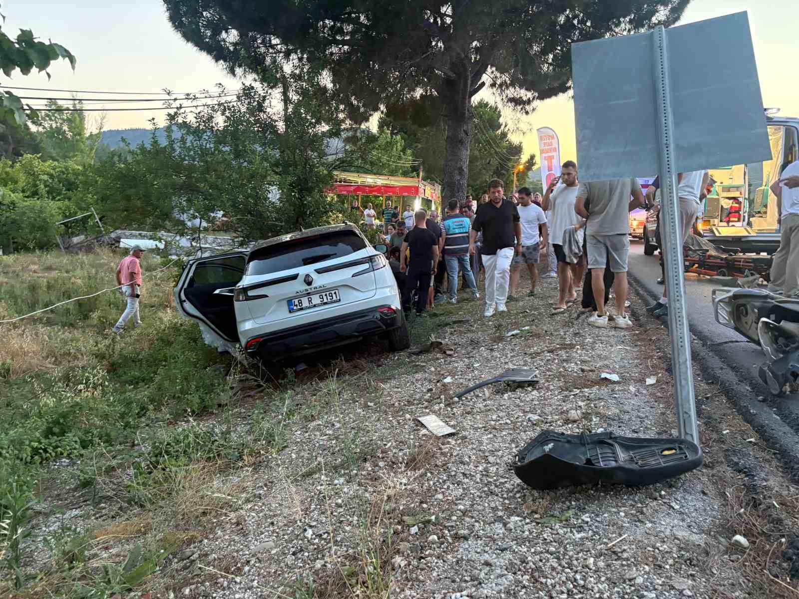 Marmaris-Datça yolu Çayırova mevkiinde otomobil ile motosikletin çarpıştığı kazada 21