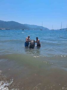 Muğla’nın Marmaris İlçe Merkezi’nde bulunan Halk Plajı’nda denize giren vatandaşlar,