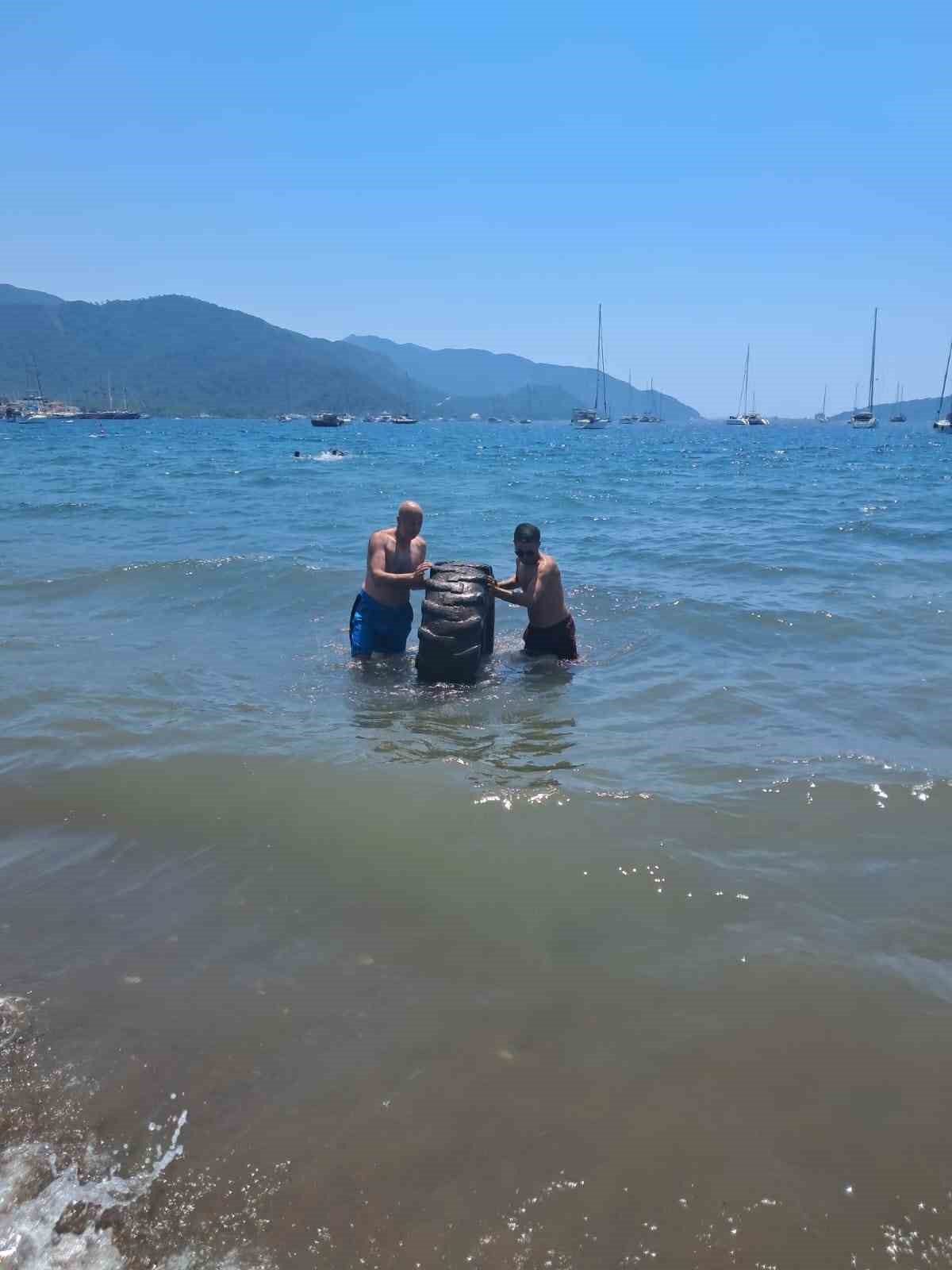 Muğla’nın Marmaris İlçe Merkezi’nde bulunan Halk Plajı’nda denize giren vatandaşlar,