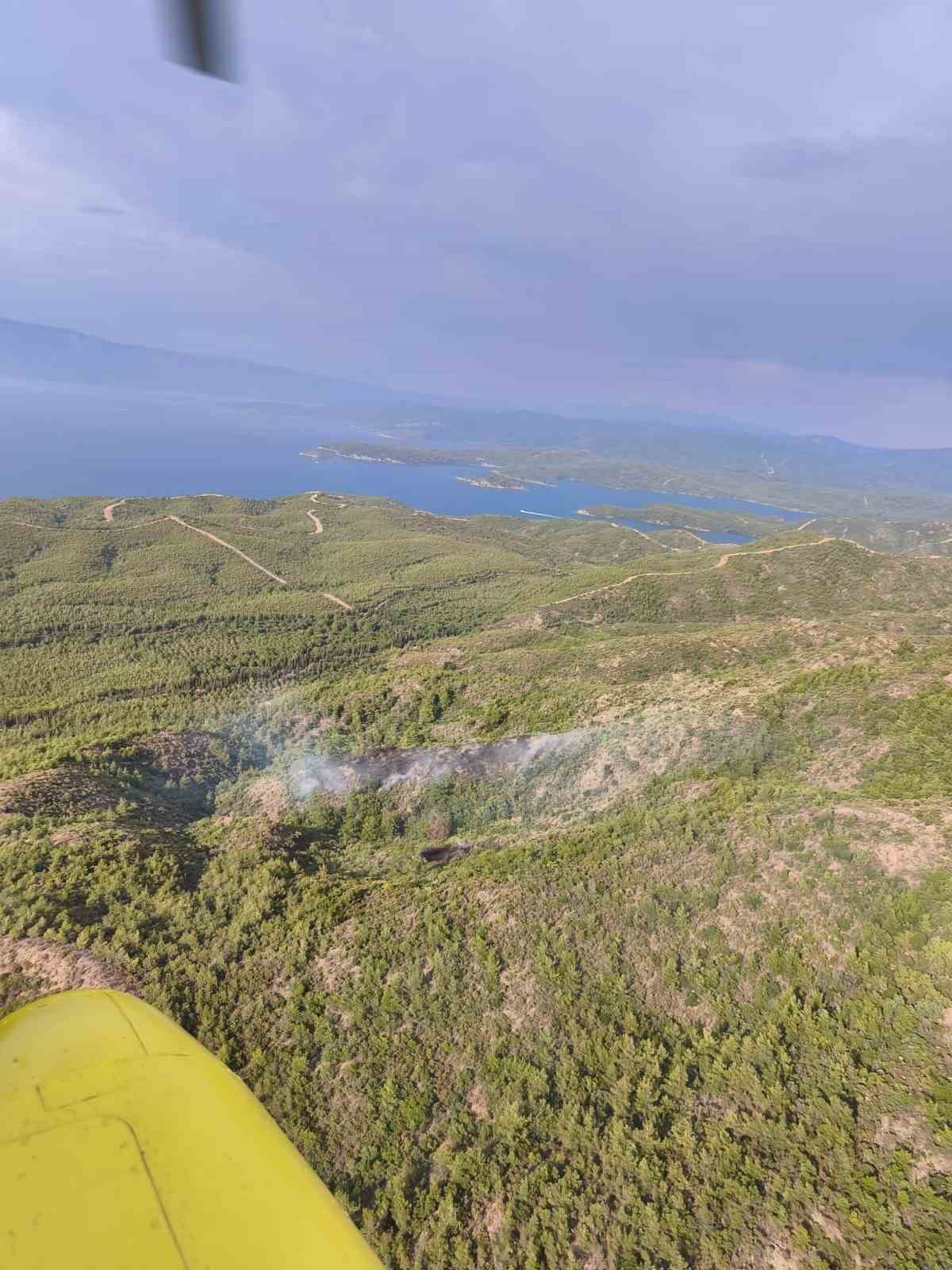 Muğla’nın Marmaris ilçesinde çıkan yıldırım kaynaklı orman yangını ekiplerin karadan