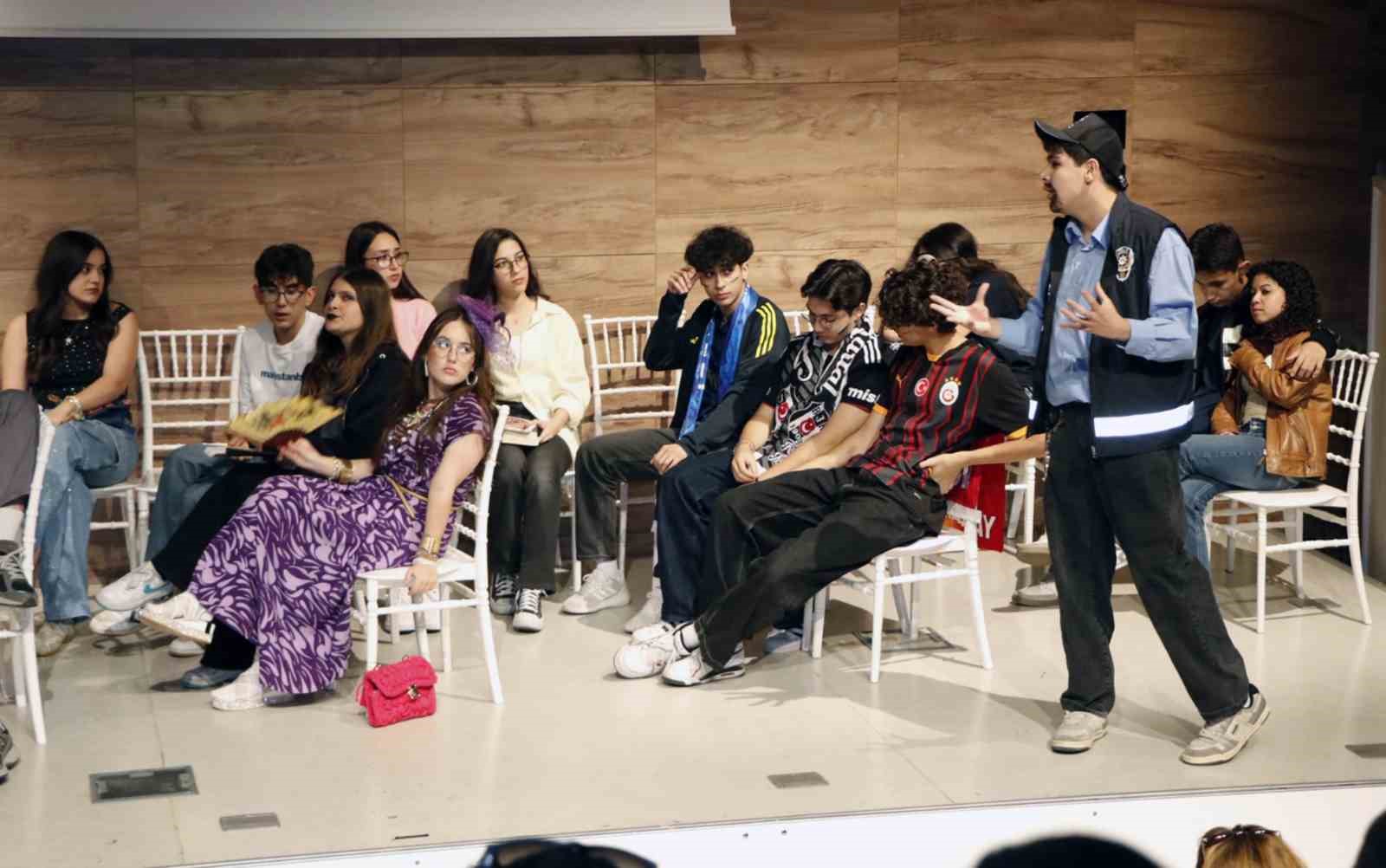 Menteşe Anadolu Lisesi öğrencilerin hazırlayıp sunduğu iki perdelik ‘Otobüs’ adlı