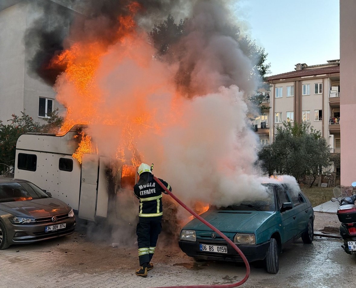 Muğla’nın Menteşe ilçesinde meydana gelen yangında, park halindeki bir karavan