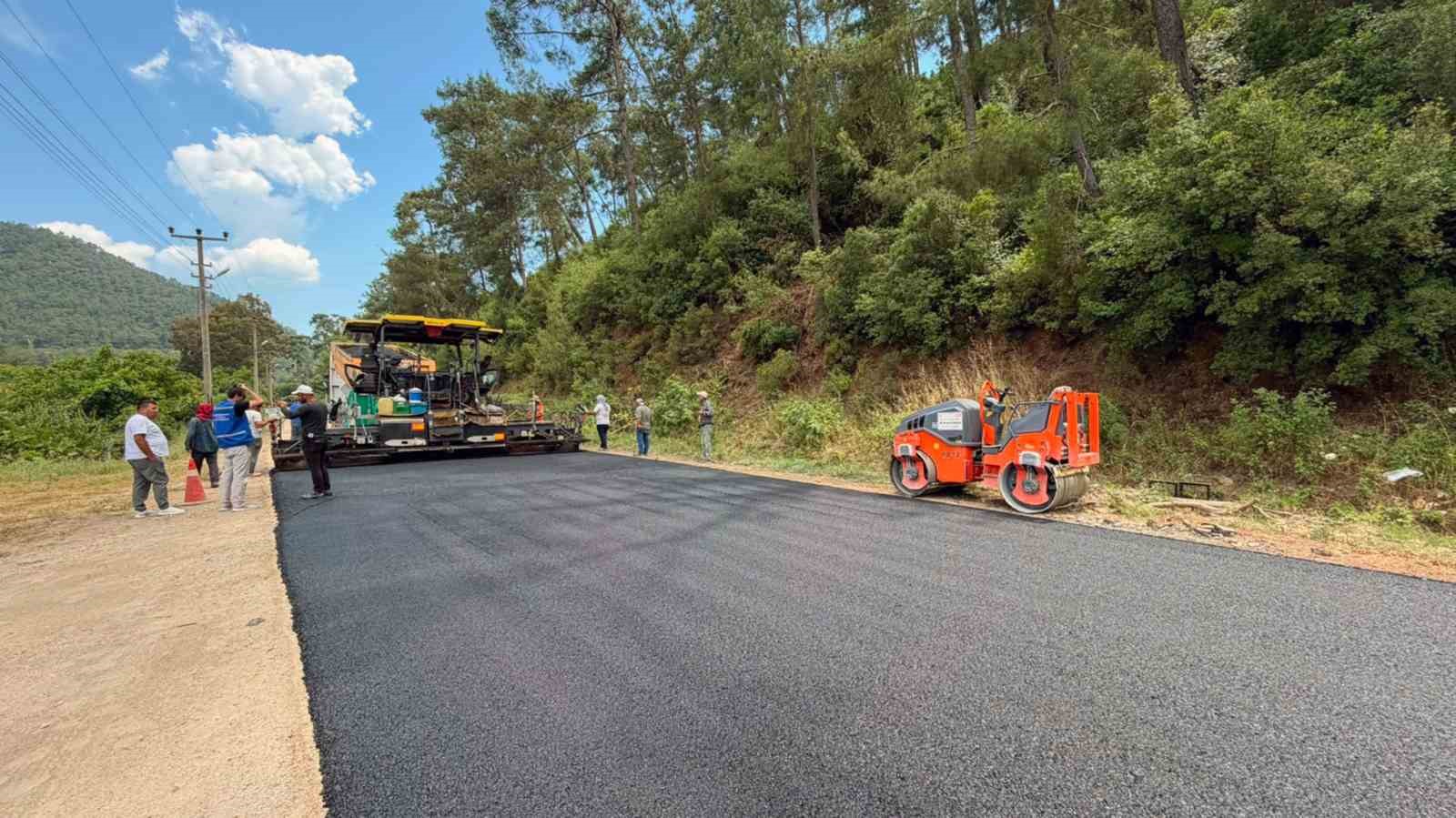 Muğla Büyükşehir Belediyesi, Marmaris’te ulaşım altyapısını güçlendirmek amacıyla yol yatırımlarını