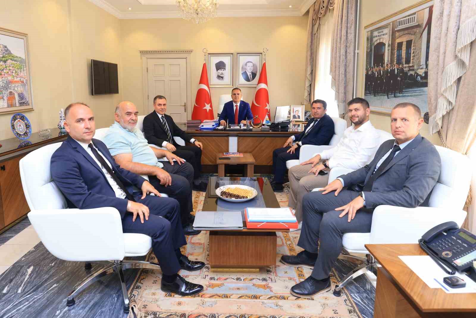 Muğla Valisi Dr. İdris Akbıyık, Türk Kızılay Güney Ege Kan