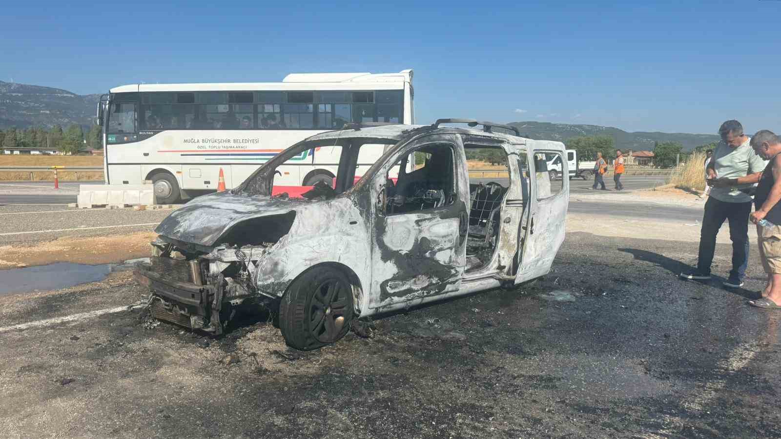 Muğla’nın Menteşe ilçesinde seyir halindeki bir araçta aniden çıkan yangın