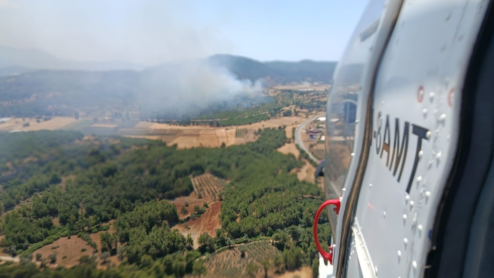 Muğla’nın Seydikemer ilçesinde çıkan orman yangınına havadan ve karadan müdahaleler
