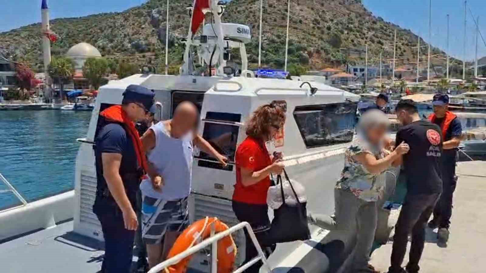 Muğla’nın Marmaris ilçesi açıklarında seyreden teknede rahatsızlanan vatandaş Sahil Güvenlik