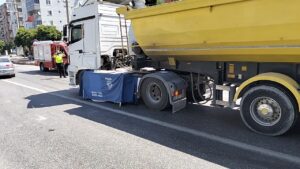 Muğla’nın Milas ilçesinde meydana gelen trafik kazasında, yolun karşısına geçmeye