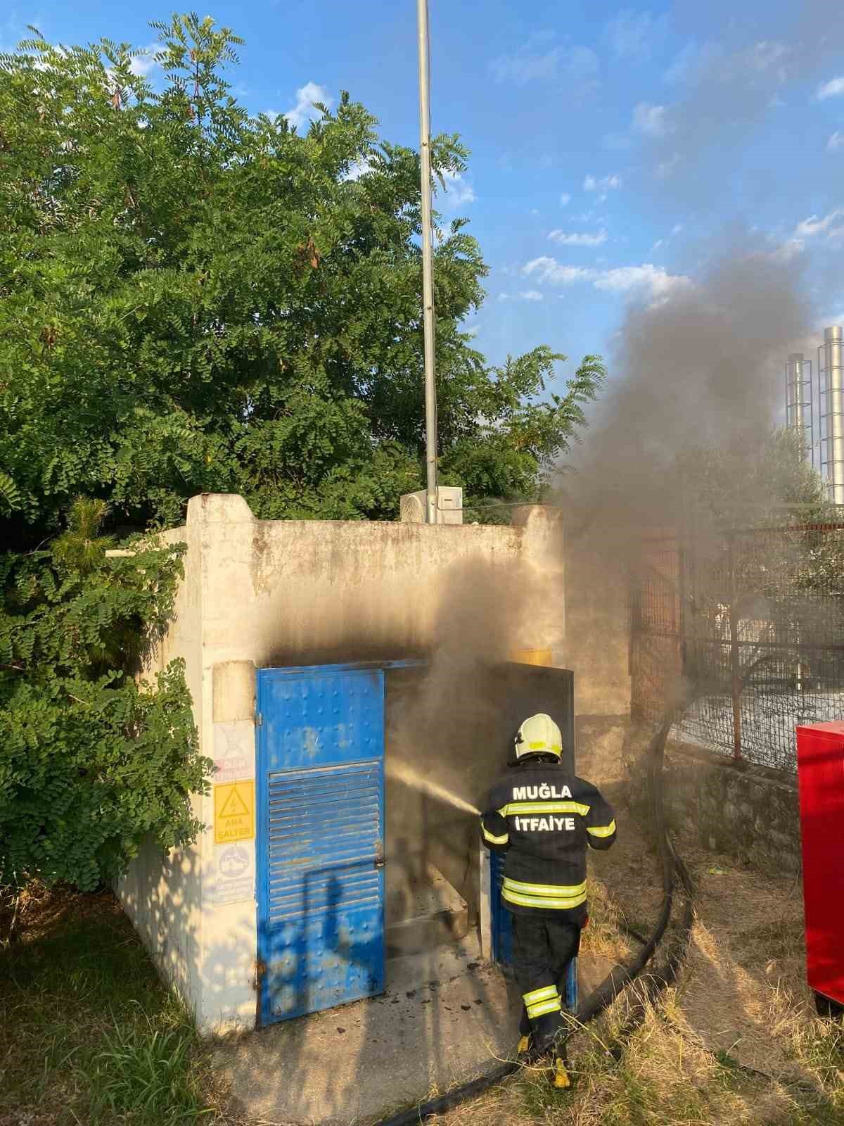 Muğla’nın Bodrum ilçesinde bir trafo binasında çıkan yangın, itfaiye ekiplerinin