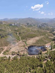 Muğla’nın Marmaris ilçesinde Asparan mevkiinde çıkan yangın, ekiplerin havadan ve