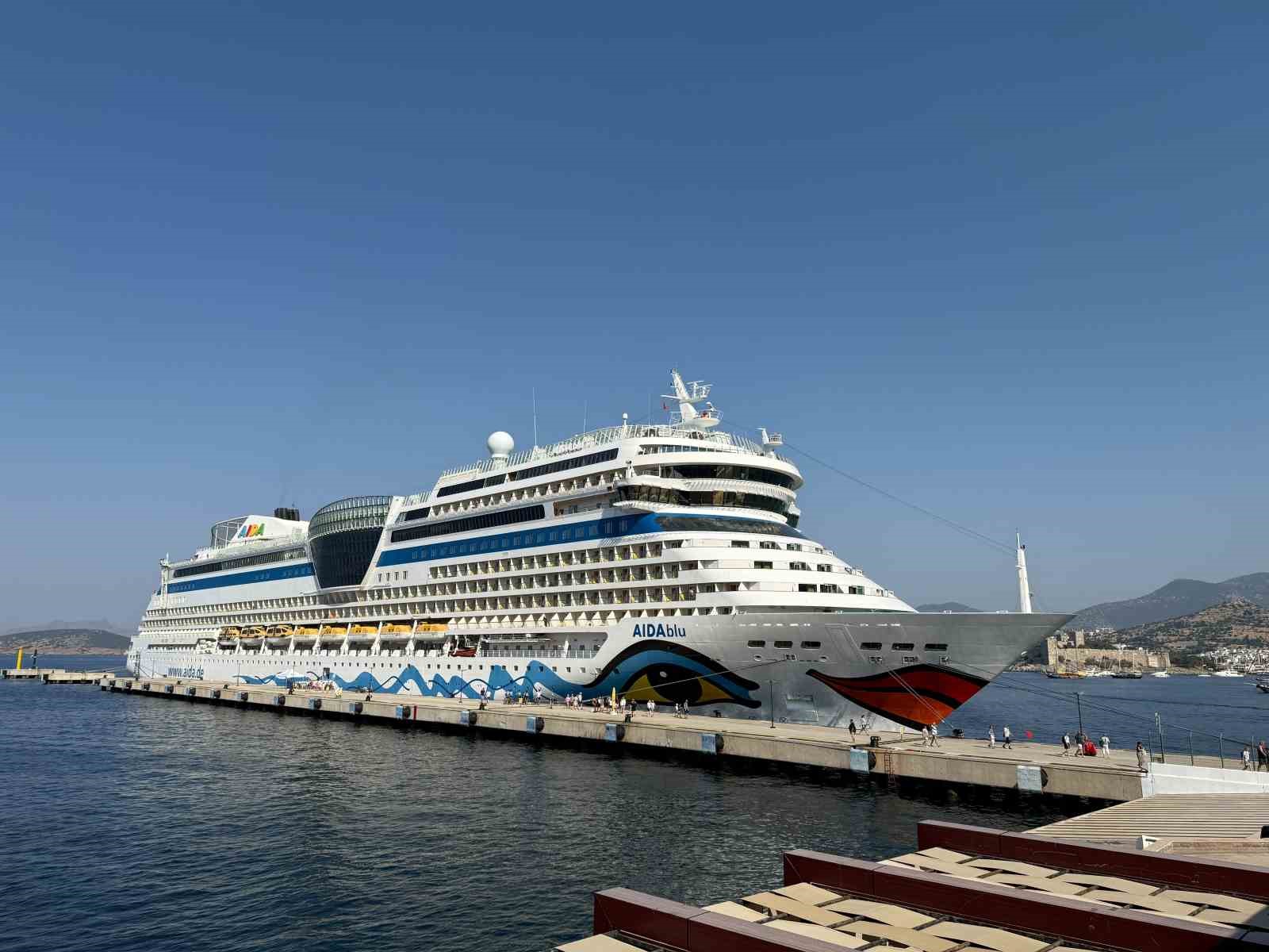 Muğla’nın Bodrum ilçesine gelen İtalya bayraklı 253 metre uzunluğundaki Aidablu