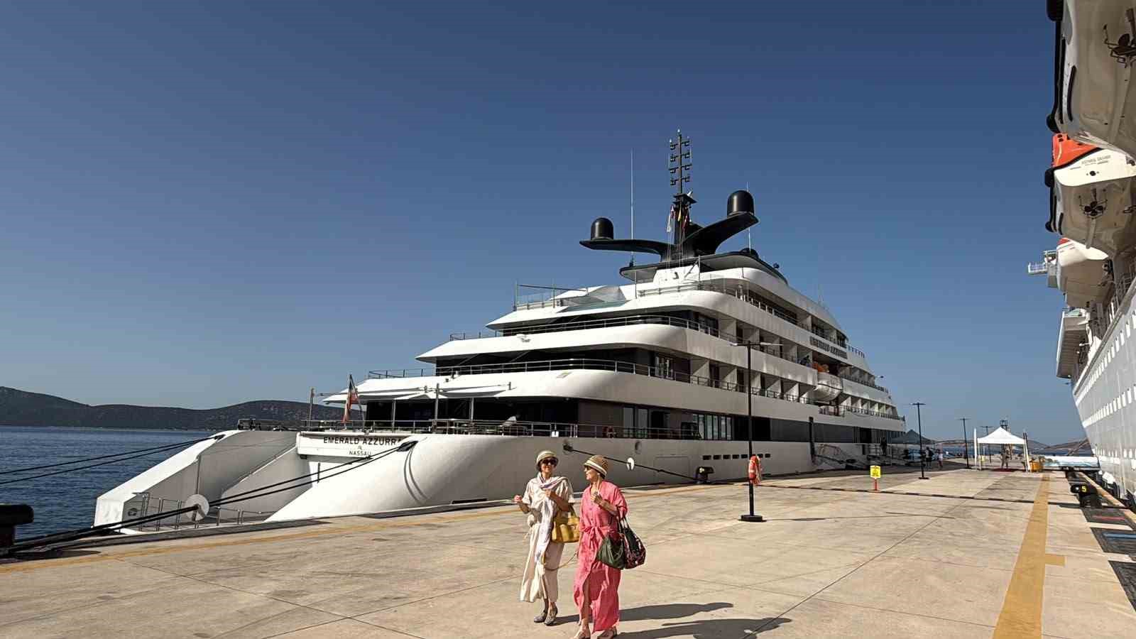 Bahama bayraklı ’Emerald Azzurra’ ve Palau bayraklı ’Astoria Grande’ isimli