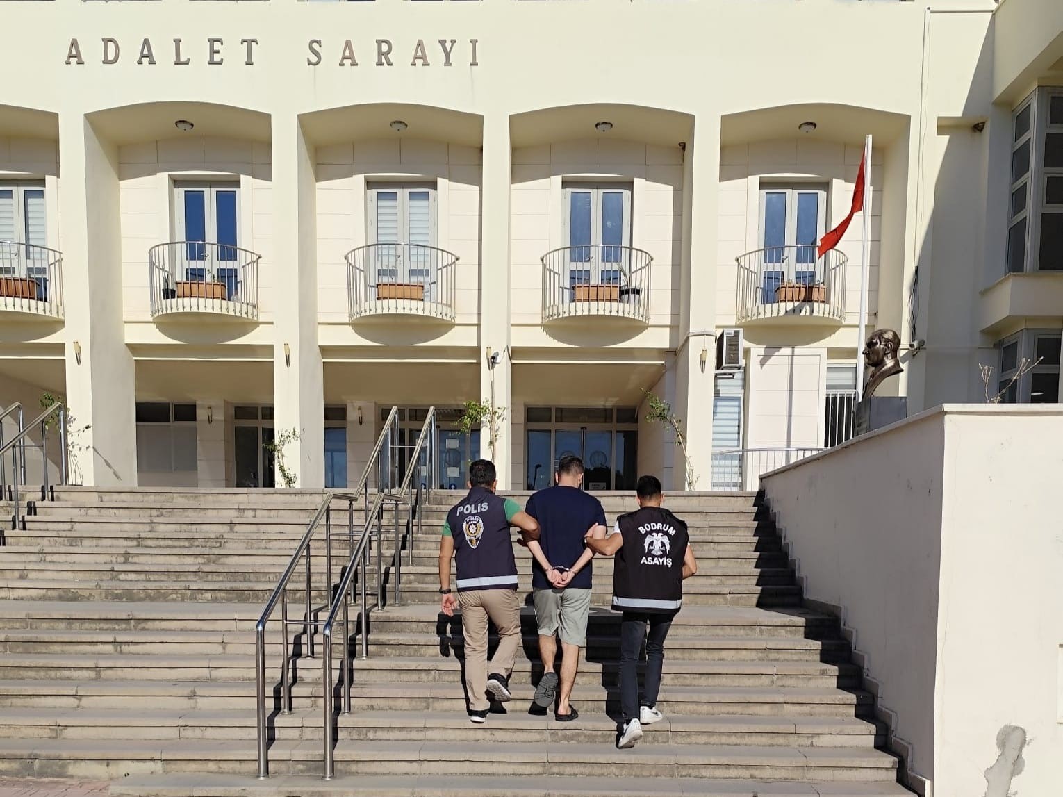 Muğla’nın Bodrum ilçesinde hakkında 44 ayrı dosyadan yakalama kararı bulunan