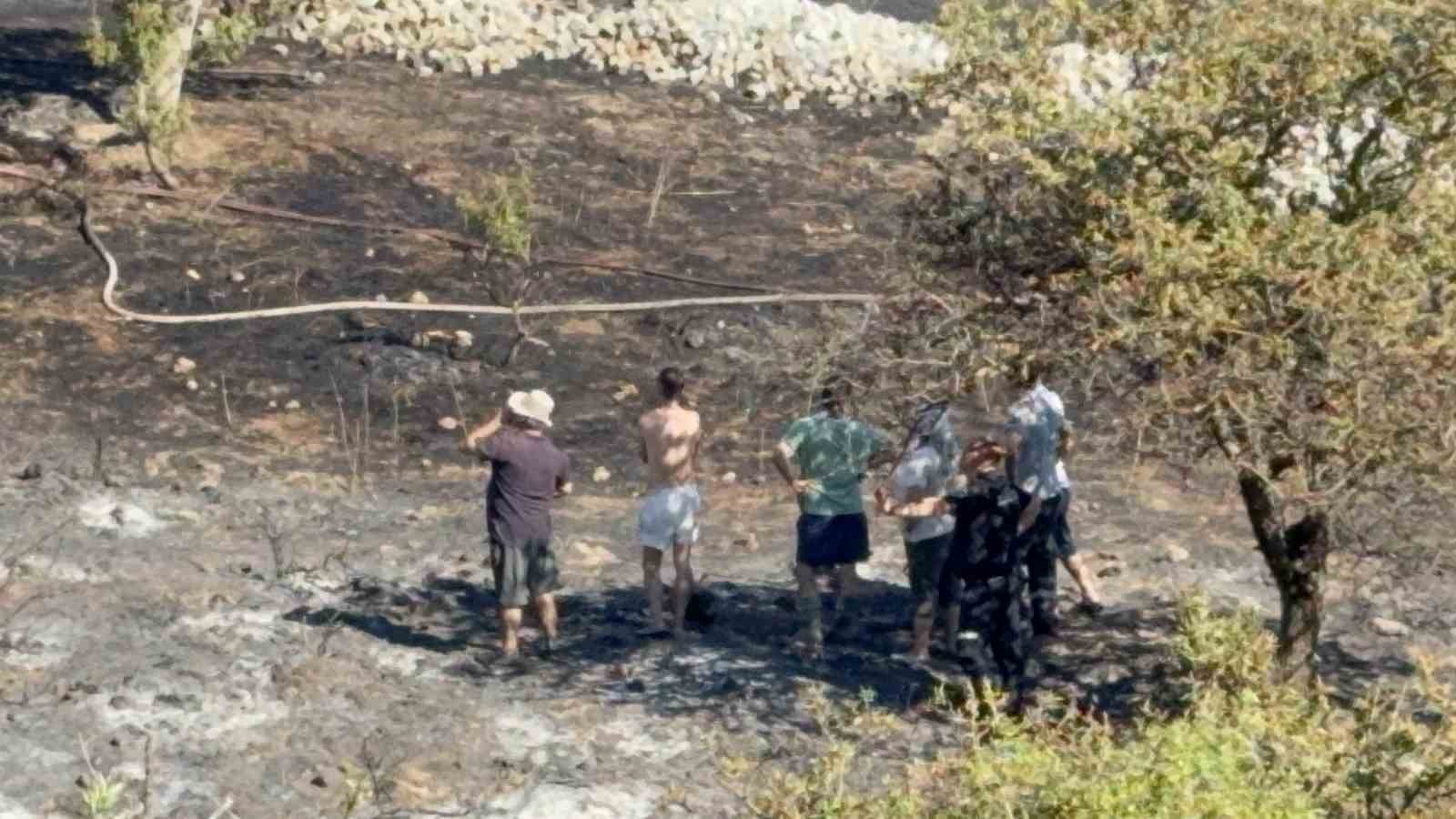 Muğla’nın Bodrum ilçesinde makilik ve otluk alanda çıkan yangın havadan