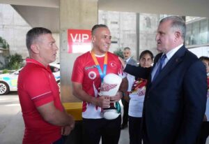 Gençlik ve Spor Bakanı Dr. Osman Aşkın Bak, bir dizi