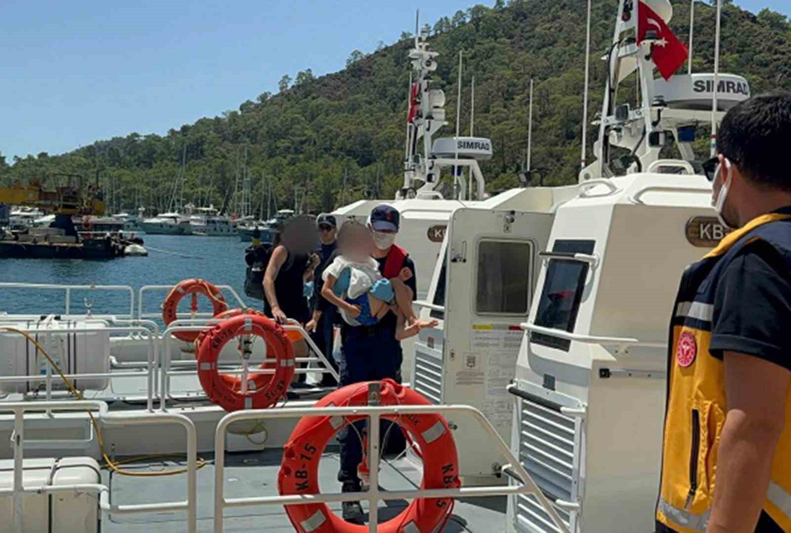 Muğla’nın Fethiye ilçesi açıklarında seyreden gezi teknesinde rahatsızlanan çocuk yolcu