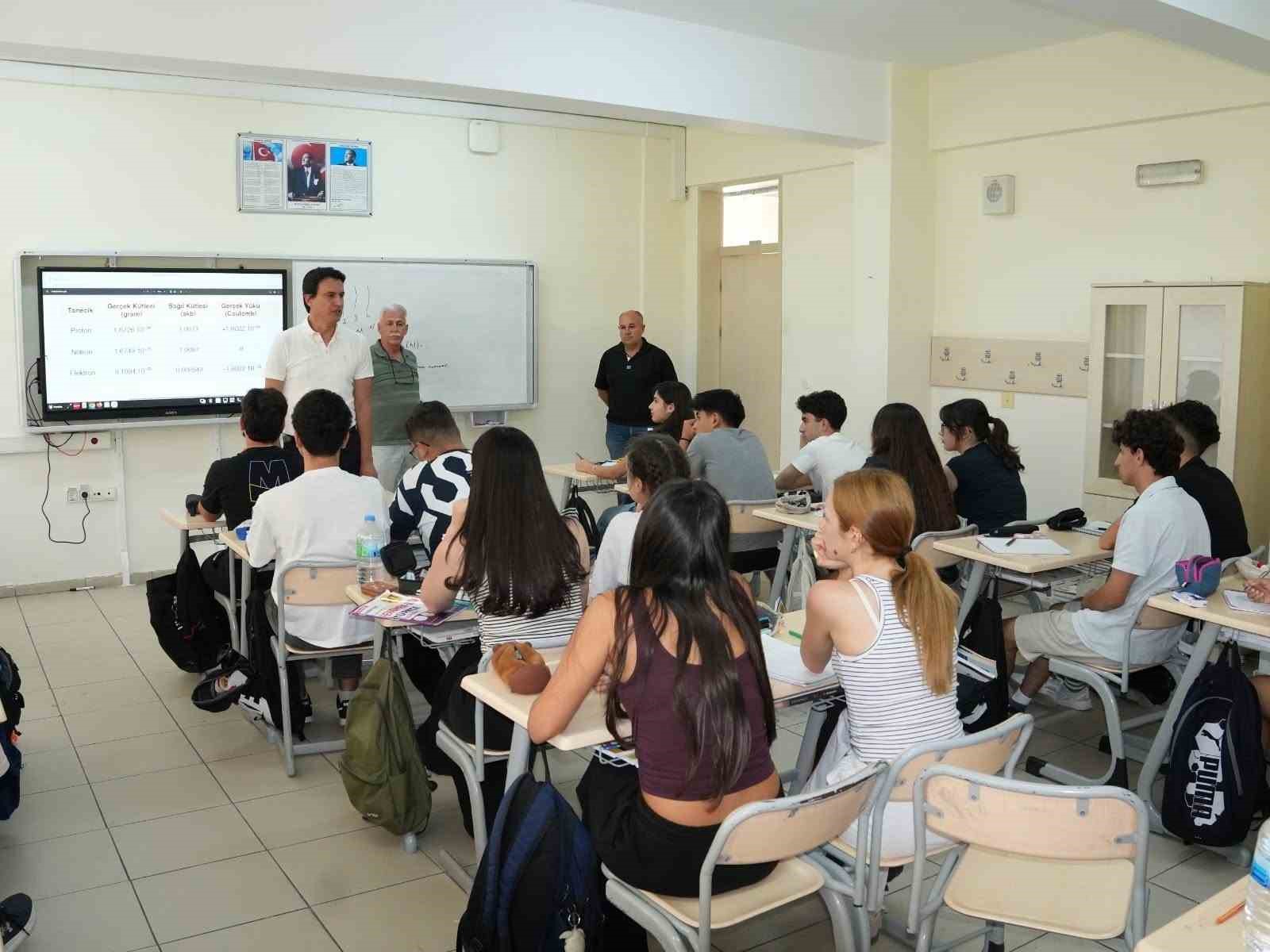 Muğla’nın Köyceğiz ilçesinde yaz dönemi kursları kesintisiz devam ediyor. Köyceğiz
