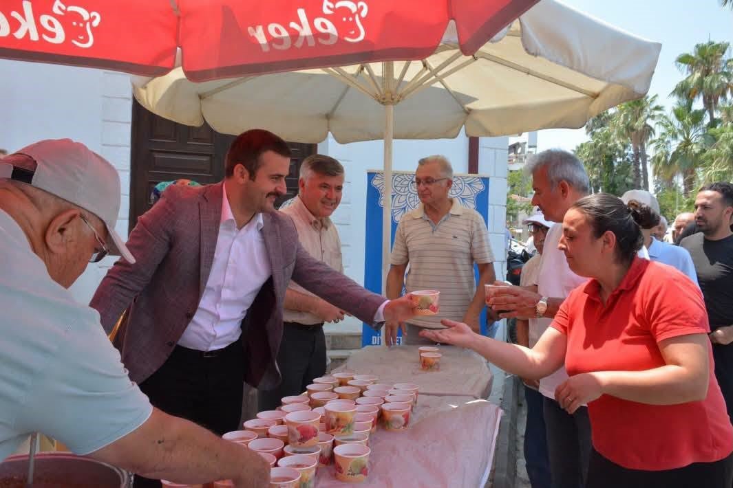 Muğla’nın Köyceğiz ilçesinde, Muharrem ayı dolayısıyla Cuma namazı çıkışında vatandaşlara