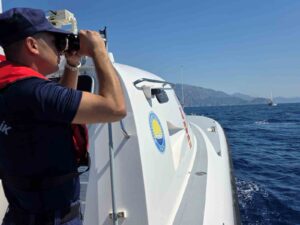Muğla’nın Marmaris ilçesi Kızılada açıklarında düzensiz göçmenleri taşıyan botun batmasının