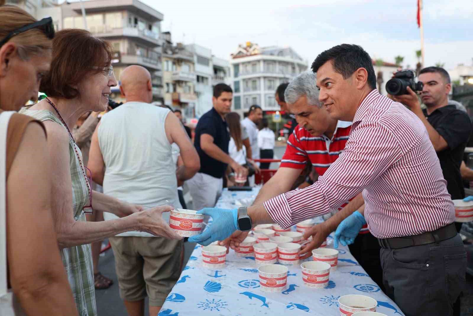 Marmaris Belediyesi’nin Muharrem ayı dolayısıyla düzenlediği aşure ikramı, Atatürk Meydanı’nda