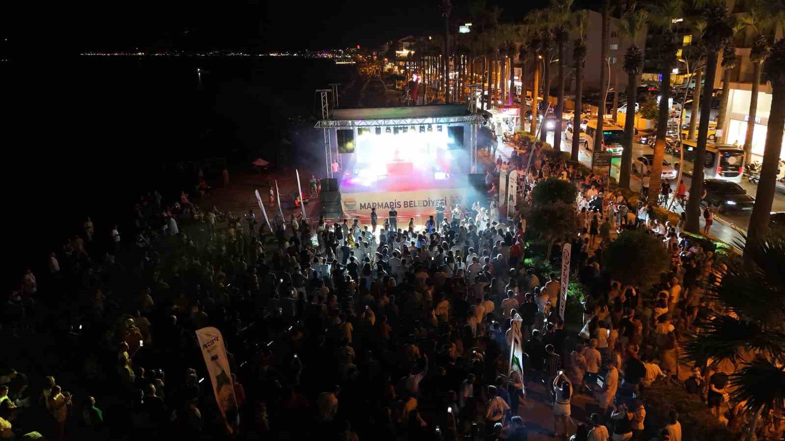 Marmaris Halk Plajı iki gün boyunca müzik ve dansın ritmiyle