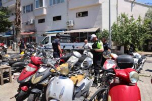 Marmaris Belediyesi, kamu alanlarını işgal eden hurda araçlar ile atıl