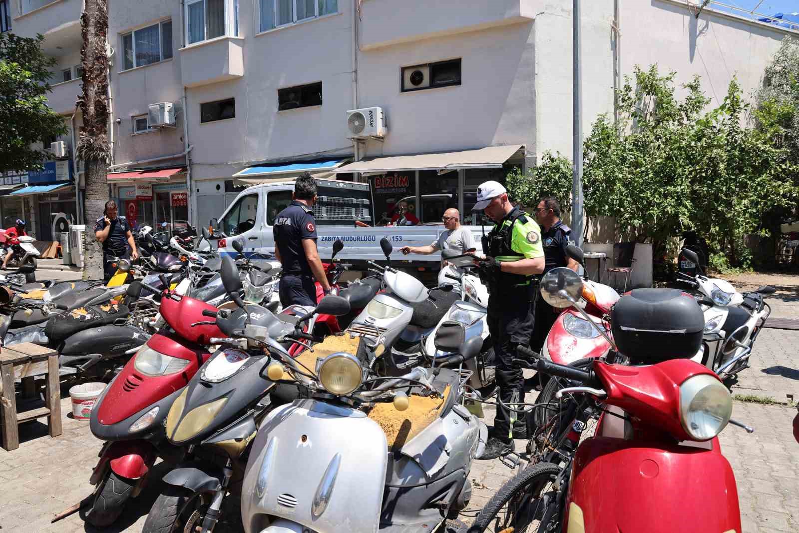 Marmaris Belediyesi, kamu alanlarını işgal eden hurda araçlar ile atıl
