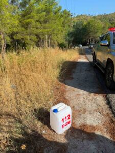 Muğla’nın Marmaris ilçesinde orman yangınlarına karşı yol kenarlarına su dolu