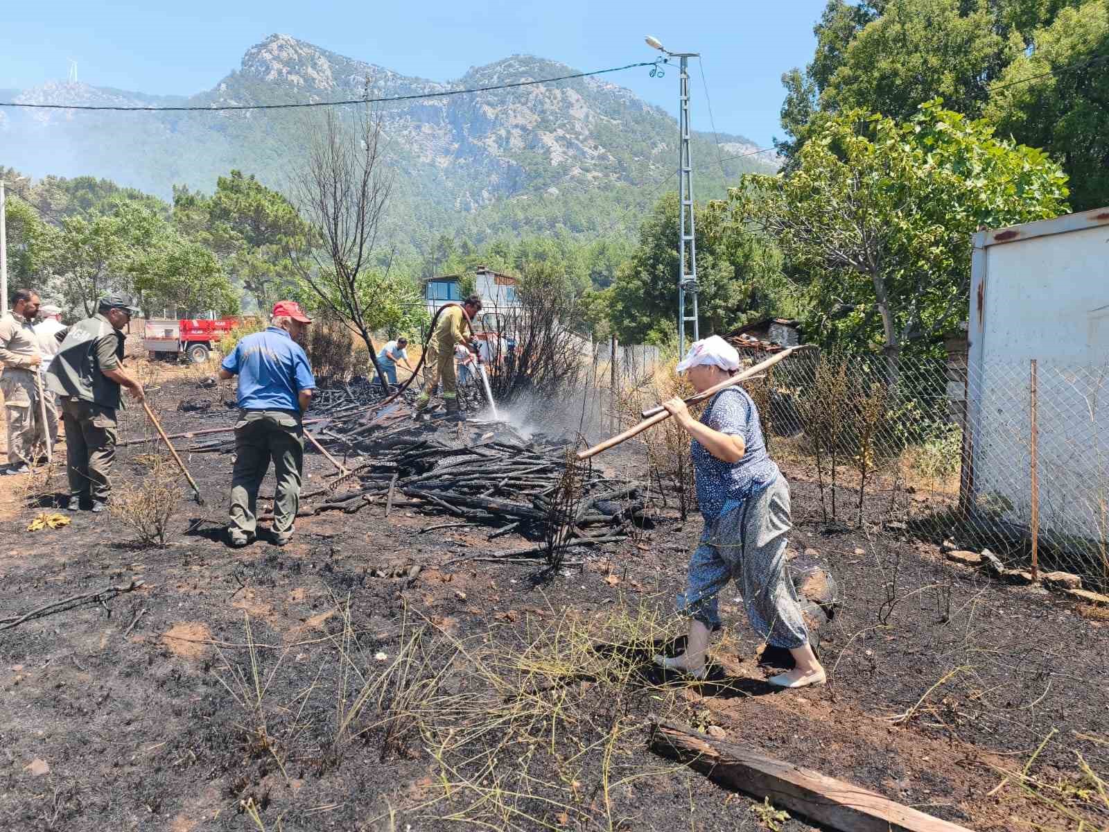 Muğla’nın Menteşe ilçesinde zirai alanda çıkıp ormana sıçrayan yangını söndürme