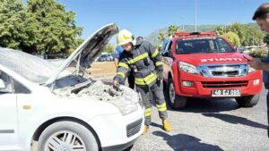 Muğla’nın Menteşe ilçesinde seyir halindeki bir otomobilin motor bölümünde çıkan