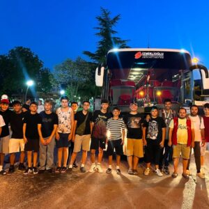 Muğla’nın Menteşe ilçesinde yaşayan gençler, deniz ve doğayla iç içe