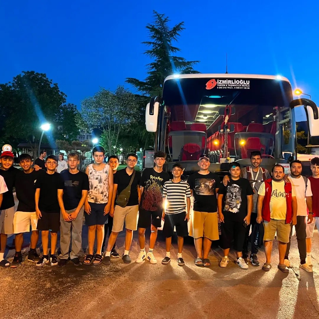 Muğla’nın Menteşe ilçesinde yaşayan gençler, deniz ve doğayla iç içe