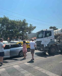 Muğla’nın Ortaca ilçesinde meydana gelen zincirleme trafik kazasında 3 araçta