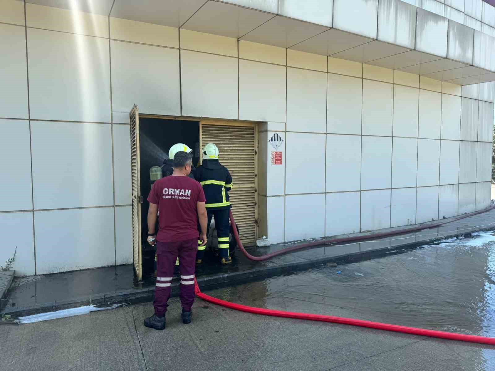 Muğla’nın Ortaca ilçesindeki Devlet Hastanesi’nde çıkan yangın ekiplerin hızlı müdahalesi