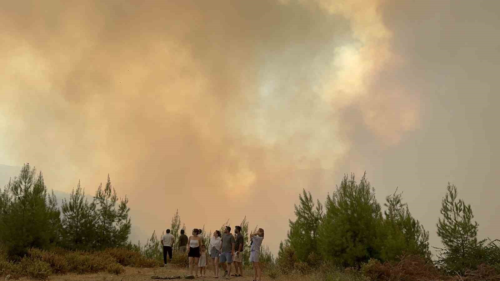 Muğla’nın Seydikemer ilçesinde çıkan orman yangını söndürme çalışmaları havadan ve