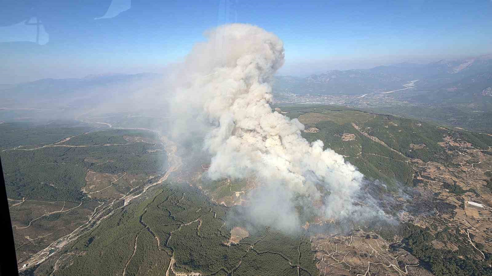 Muğla’nın Seydikemer ilçesinde çıkan orman yangını söndürme çalışmaları havadan ve