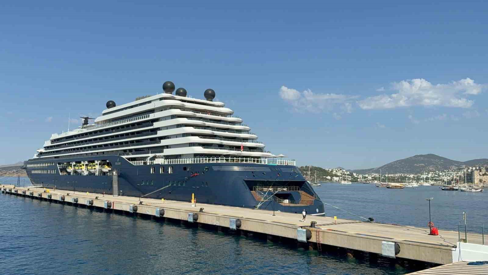 Muğla’nın Bodrum ilçesine gelen kruvaziyer gemisi "Ilma" toplam 409 yolcu