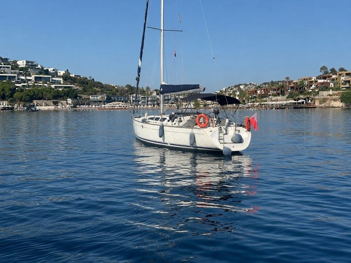 Muğla’nın Bodrum ilçesinde yelkenli teknede 16’sı çocuk 61 göçmen yakalandı.