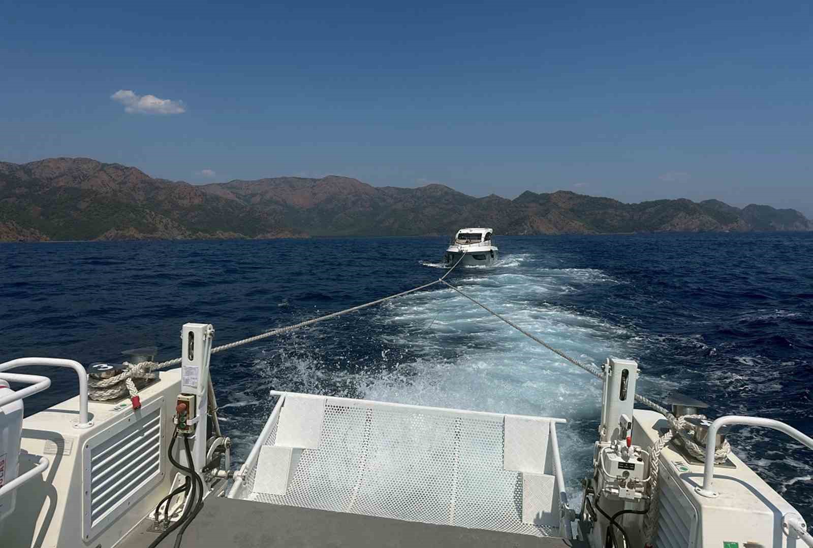 Marmaris açıklarında içerisinde 7 kişinin bulunduğu motor yatın makine arızası