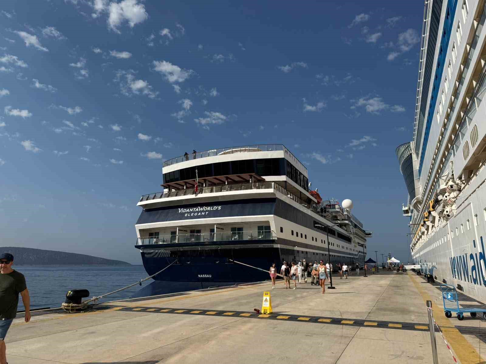 İtalya bayraklı AIDAblu ve Bahama bayraklı Vidanta World’s Elegant isimli