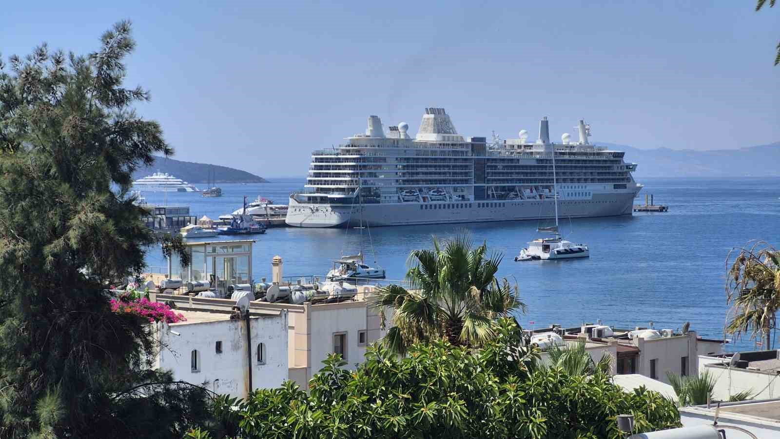 Muğla’nın Bodrum ilçesine gelen Silver Nova ve Astoria Grande adlı
